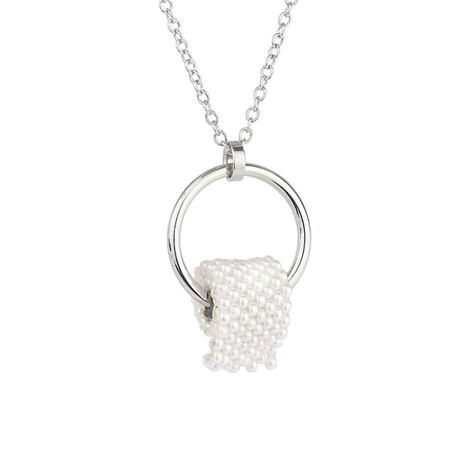 小さなパールビーズをあしらったトイレットペーパージュエリー。