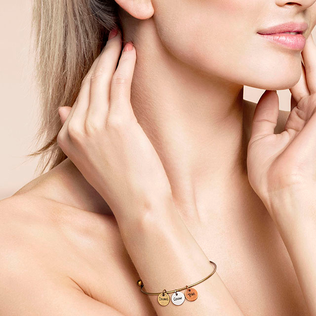 女性のためのインスピレーションを与えるカスタムチャームブレスレット、彫刻された拡張可能なワイヤーバングルディスクチャームブレスレット、彼女へのモチベーションを高めるパーソナライズされたギフト