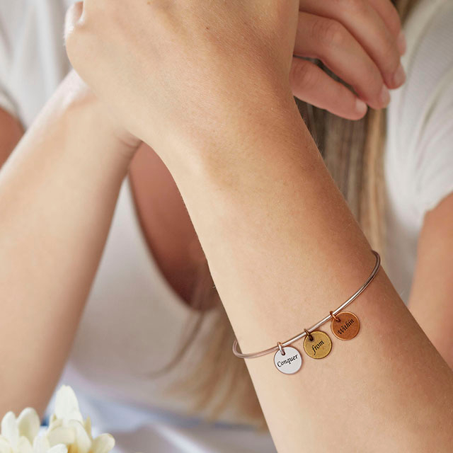 インスピレーションを与えるカスタムチャームブレスレット 女性用、彫刻された拡張可能なリアルアンティークシルバーバングルディスクチャームブレスレット 彼女へのモチベーションを高めるパーソナライズされたギフト 