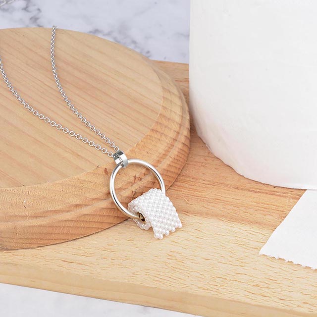 小さなパールビーズをあしらったトイレットペーパージュエリー。