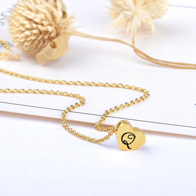 Lauren-Spencer タイニー イニシャル ハート ネックレス 女性用 18K ゴールドメッキ AZ アルファベット文字ネックレス 可憐なハート チョーカー ペンダント ネックレス 