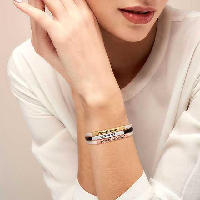 女性用パーソナライズレザーブレスレットカスタム名刻印バーブレスレット