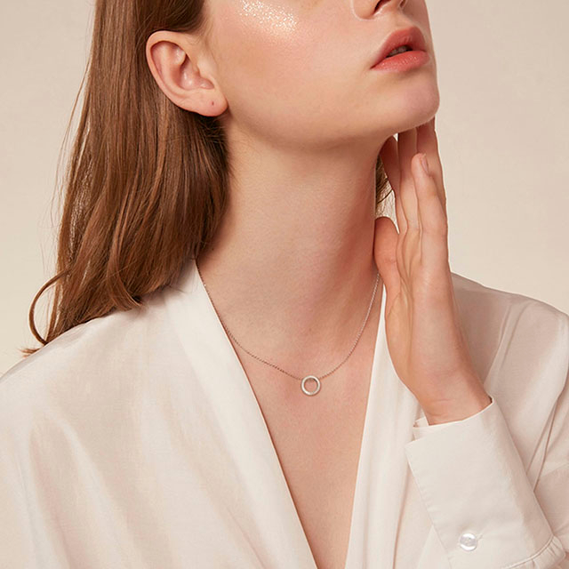 ゴールド、シルバーの幾何学模様のネックレス。トライアングル、ラウンド、スクエアネックレス、ファッションレディースジュエリーギフト。