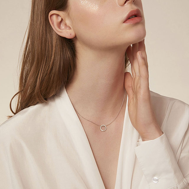 ゴールド、シルバーの幾何学模様のネックレス。トライアングル、ラウンド、スクエアネックレス、ファッションレディースジュエリーギフト。