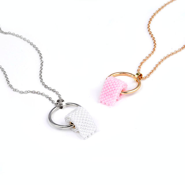 小さなパールビーズをあしらったトイレットペーパージュエリー。