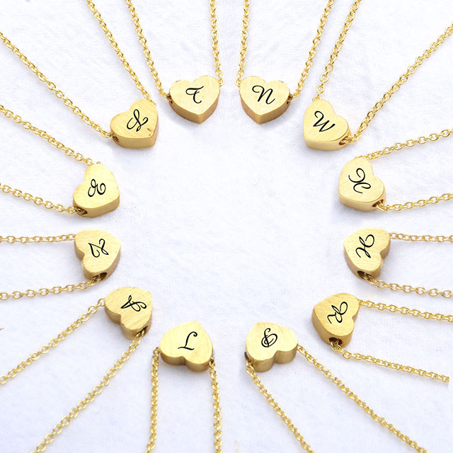 Lauren-Spencer タイニー イニシャル ハート ネックレス 女性用 18K ゴールドメッキ AZ アルファベット文字ネックレス 可憐なハート チョーカー ペンダント ネックレス 