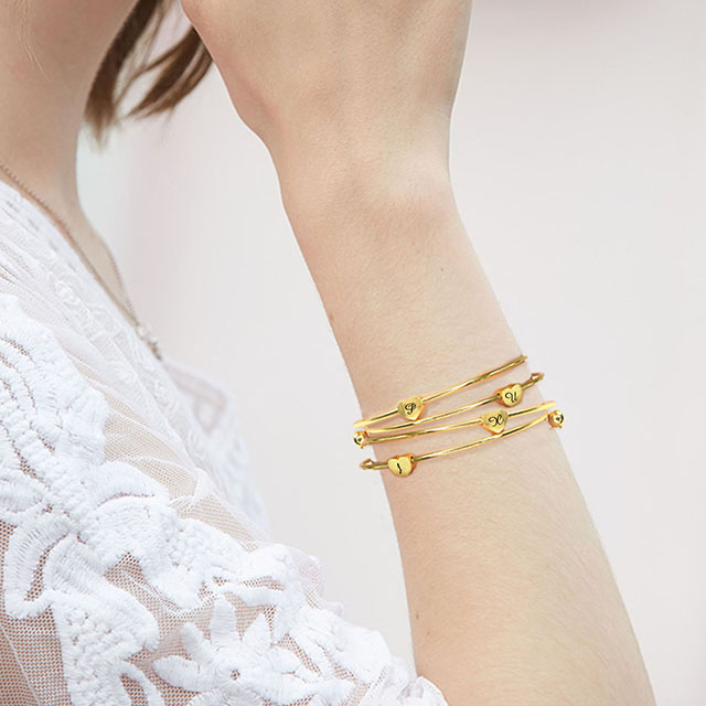  バングルブレスレット レディース ガールズ 18K ゴールドメッキ 上品な 26 レターブレスレット ハート イニシャルブレスレット 拡張可能なバングル パーソナライズされたジュエリーギフト 