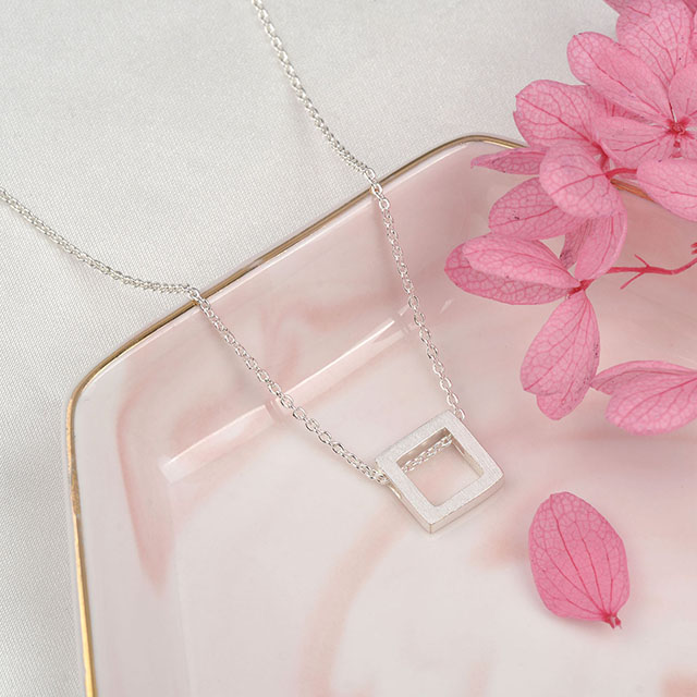 ゴールド、シルバーの幾何学模様のネックレス。トライアングル、ラウンド、スクエアネックレス、ファッションレディースジュエリーギフト。