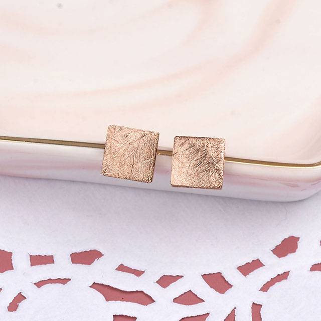 幾何学模様のイヤリング、スクエア、ゴールド、シルバー、ローズゴールド。おしゃれなレディースピアス。
