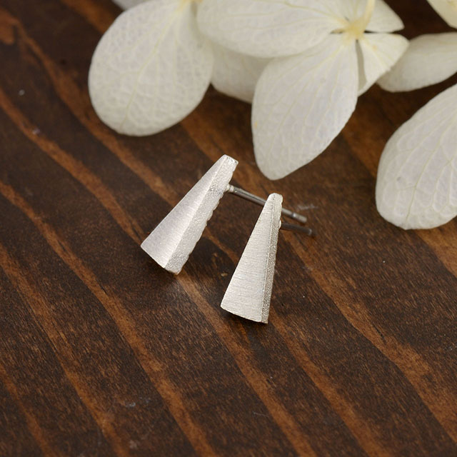 幾何学的なイヤリング、トライアングル イヤリング、ゴールド、シルバー、ローズゴールド。おしゃれなレディースピアス。 