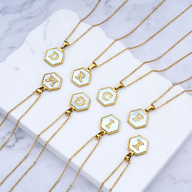 ファッション絶妙なステンレス鋼より白いシェル 26 英字ペンダントジュエリーギフト