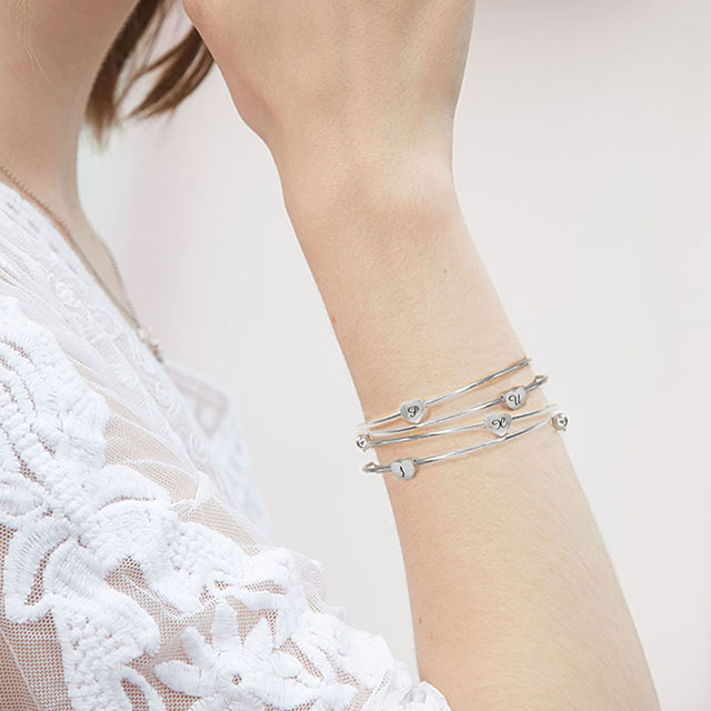 イニシャル ハート チャーム バングル ブレスレット シルバー メッキ AZ アルファベット文字 珍味 26 文字ブレスレット ハート イニシャル ブレスレット 拡張可能な腕輪 パーソナライズされたジュエリー ギフト