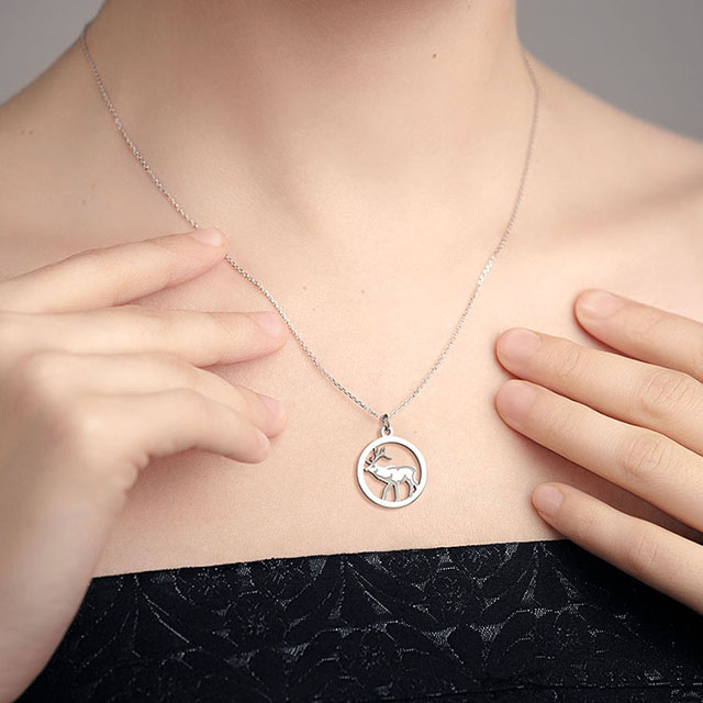  動物ネックレス女性用シルバーゴールドメッキ野生動物自然動物ペンダントサークルネックレスクマヘラジカ鹿ヘラジカネックレス自然ジュエリー動物愛好家のギフト 