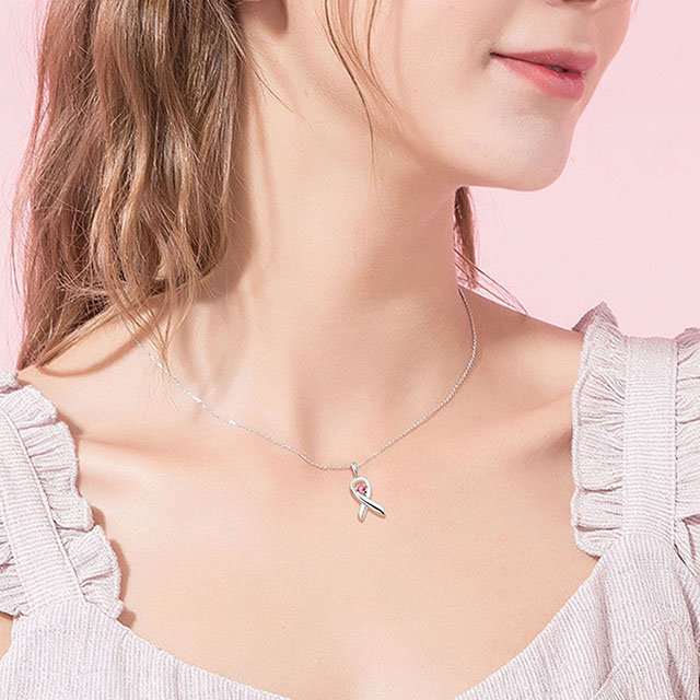 援助、勇気、強さ、赤、生存者、リボン、ネックレス、女性への思いやりの贈り物、女性への愛とサポートを示します。