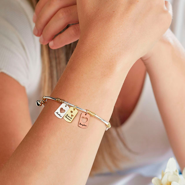 母娘ブレスレット ゴールド シルバーメッキ 母娘フレンズ フォーエバー バングル ブレスレット ハートカットアウトチャーム付き 女性用 母の日 誕生日 母と娘のジュエリーギフト