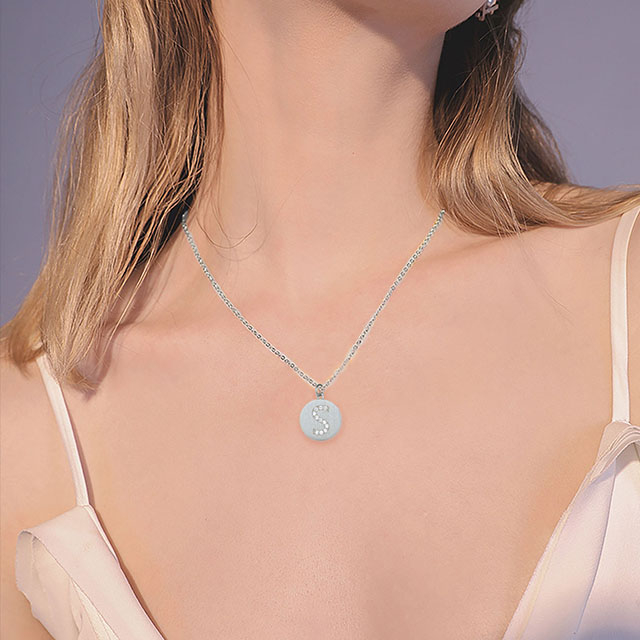 イニシャルネックレス レディース シルバーメッキ 上品なキュービックジルコニア イニシャルネックレス ラウンドディスク AZ アルファベット文字 ネックレス ペンダント 女性 ガールズ ジュエリー 誕生日ギフト