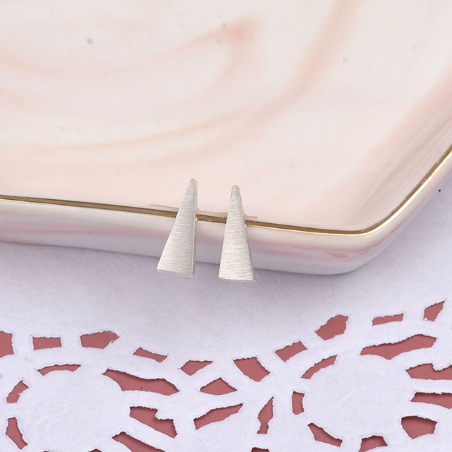 幾何学的なイヤリング、トライアングル イヤリング、ゴールド、シルバー、ローズゴールド。おしゃれなレディースピアス。 