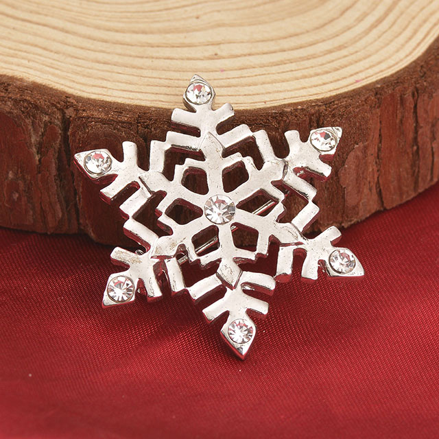 クリスマススノーフレークブローチ女性用クリスマスクリスタルブローチピンセット女の子男性用クリスマスジュエリーギフト家族への