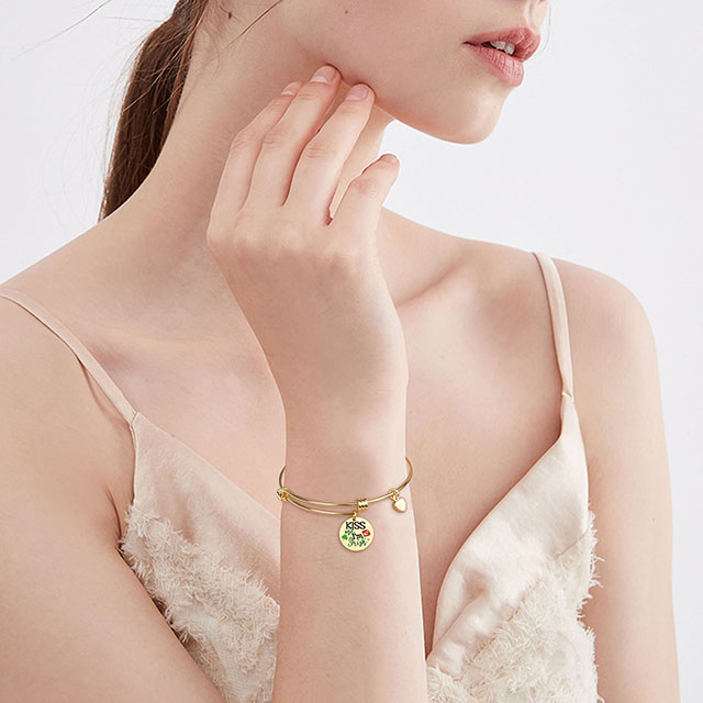 四葉のクローバー ブレスレット 拡張可能 幸運 シャムロック ペンダント チャーム バングル 信仰 希望 愛 幸運 ラウンド ディスク ブレスレット 女性 ガールズ パーソナライズされたジュエリー ギフト