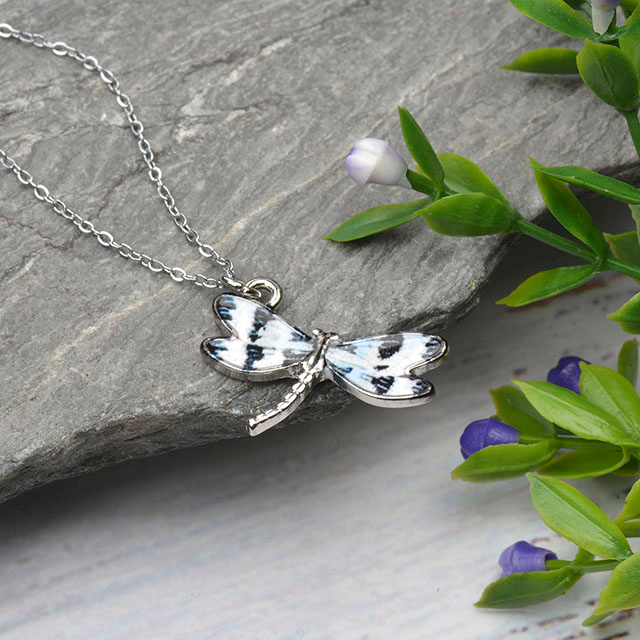 カラフルなトンボ ネックレス 手描きのトンボ ネックレス 女性用 上品な かわいい トンボ チャーム ジュエリー ペンダント ネックレス - シルバー