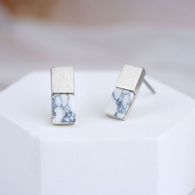 小さなターコイズ ラピスラズリ ハウライト イヤリング シンプルな幾何学的なイヤリング スタッド 