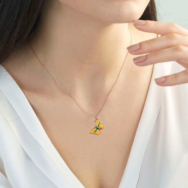 カラフルな蝶のネックレス手描きの蝶のネックレス女性のための上品なかわいい蝶のチャームジュエリーペンダントネックレス女性のためのギフト