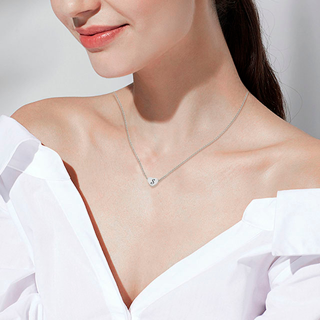 小さなイニシャルハートネックレス女性用シルバーメッキAZアルファベット文字ネックレス可憐なハートチョーカーペンダントネックレス 