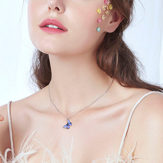 カラフルな蝶のネックレス手描きの蝶のネックレス女性のための上品なかわいい蝶のチャームジュエリーペンダントネックレス 