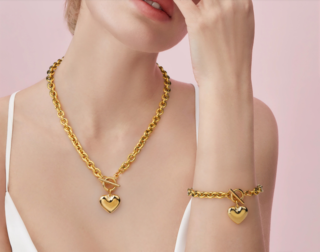 18K ゴールドメッキステンレススチールチャンキーラブハートペンダントネックレス 