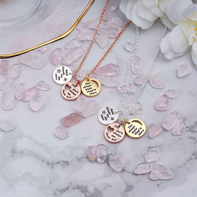 刻印された Good Friends Are Like Stars コイン チャーム ネックレス