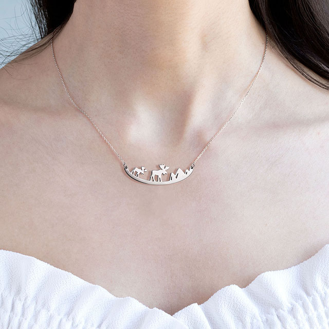 かわいいヘラジカ ヘラジカ クマ オオカミ 動物 山と木のペンダント カーブ バー ネックレス 