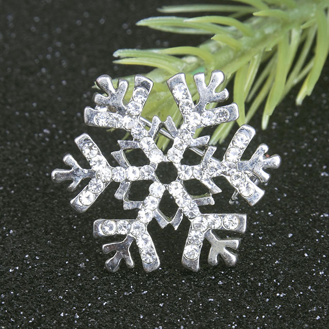 クリスマススノーフレークブローチ女性用クリスマスクリスタルブローチピンセット女の子男性用クリスマスジュエリーギフト家族への