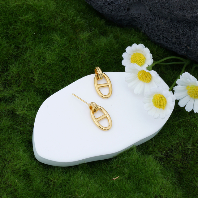 女性用の卸売ゴールドフィルドフープイヤリング