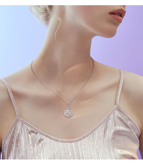 ステンレススチールネックレスレトロポートレートエンボス鎖骨チェーン