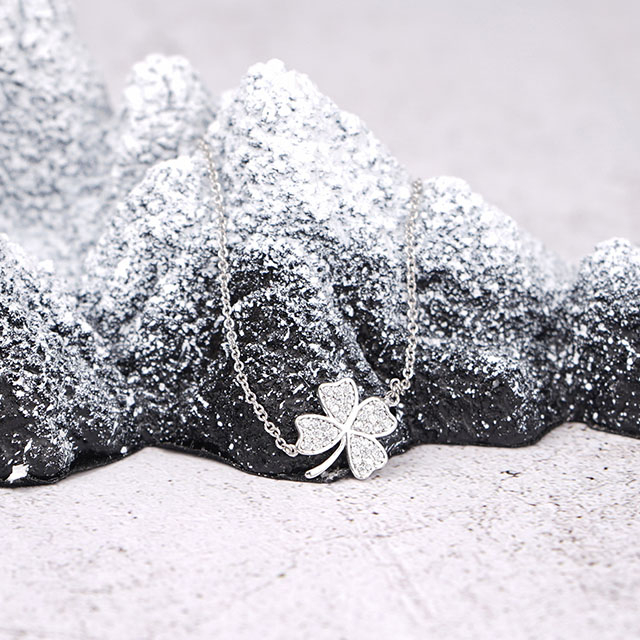 パーソナライズされた幸運のお守り 四つ葉のクローバー ペンダント ネックレス