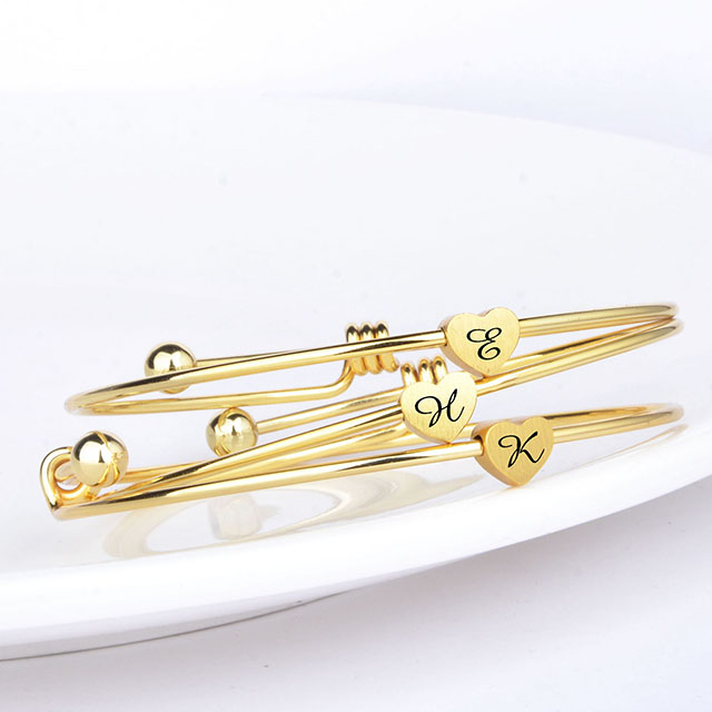  バングルブレスレット レディース ガールズ 18K ゴールドメッキ 上品な 26 レターブレスレット ハート イニシャルブレスレット 拡張可能なバングル パーソナライズされたジュエリーギフト 
