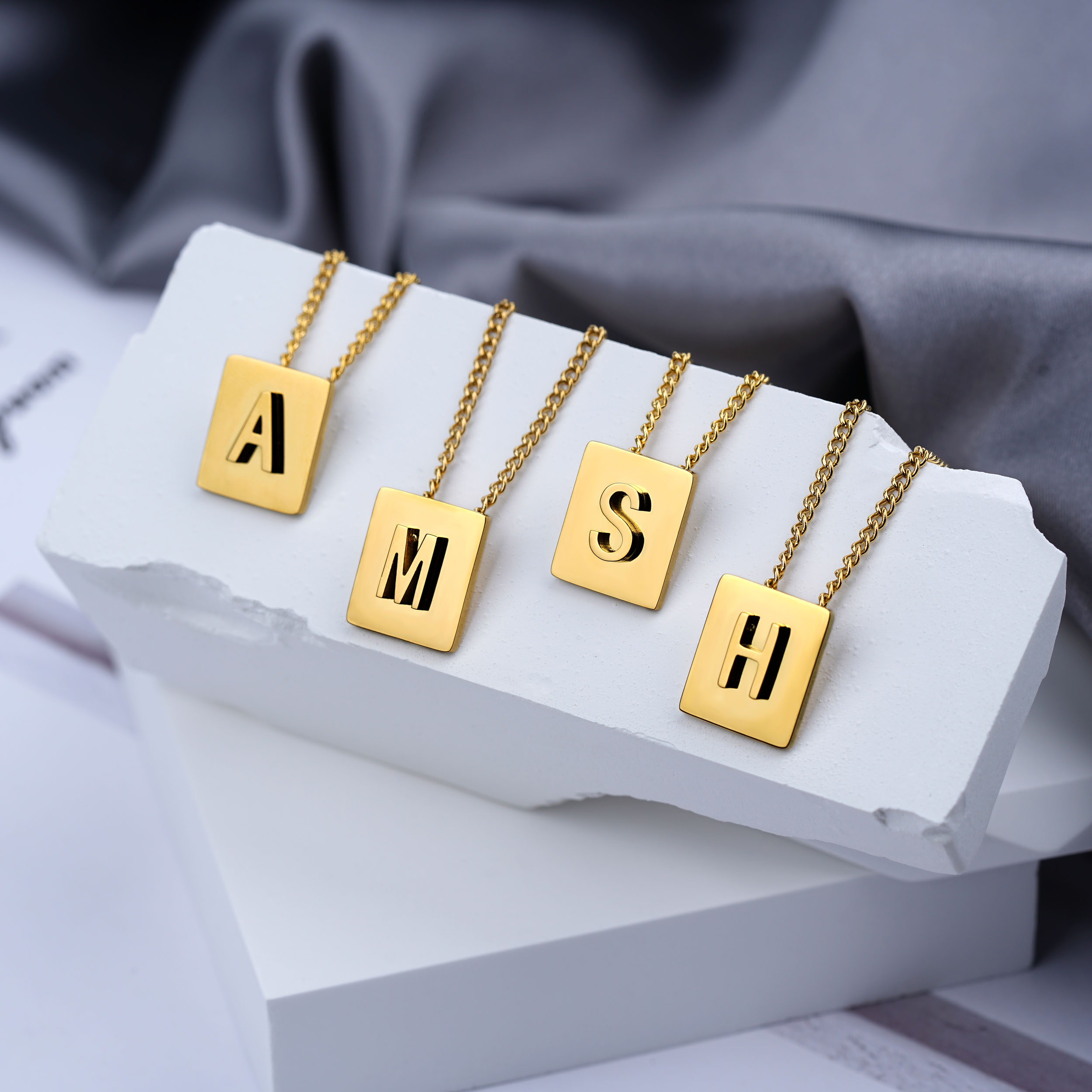大文字 A-Z ステンレス鋼チェーン女性のための頭文字スクエアペンダントネックレス