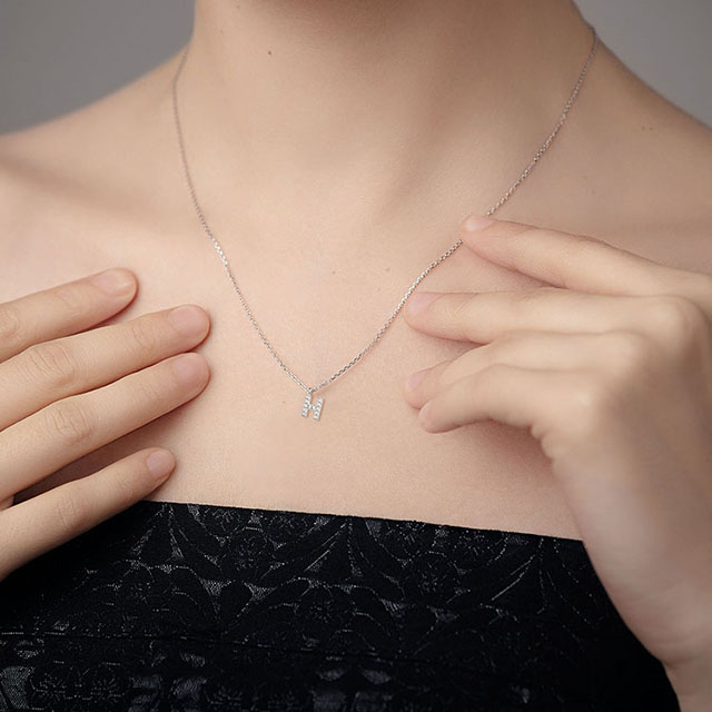 イニシャルネックレス レディース シルバーメッキ 上品なキュービックジルコニア イニシャルネックレス AZ アルファベット文字ネックレス ペンダント 女性 ガールズ ジュエリー 誕生日ギフト 